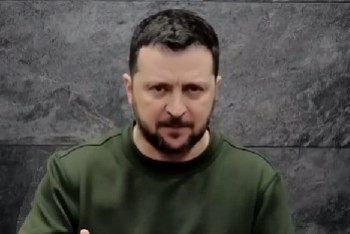 Zelenskij na kolenou